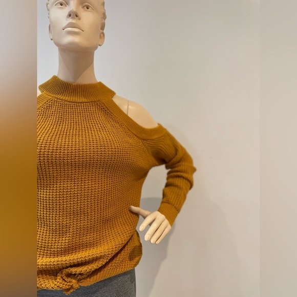 GUESS | Cut Out Shoulder Kailyn Sweater in Medieval Gold Size Medium - Picture 5 of 12